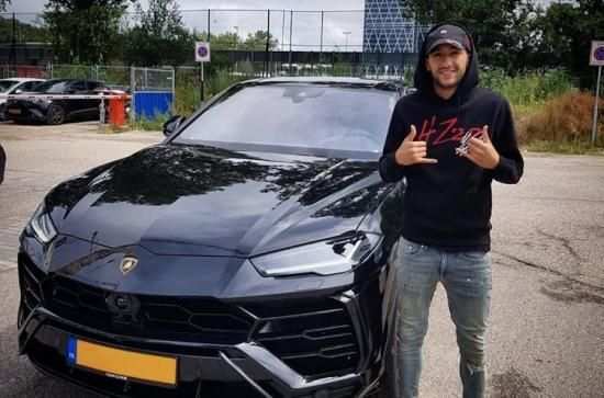 Ajax Topper Ziyech Neemt Lamborghini Urus In Ontvangst Lamborghini Sportauto S En Rol